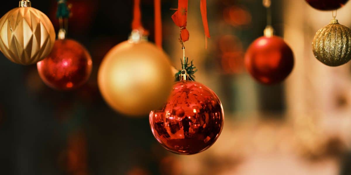 Which color schemes are dominating Christmas decorations in 2023?